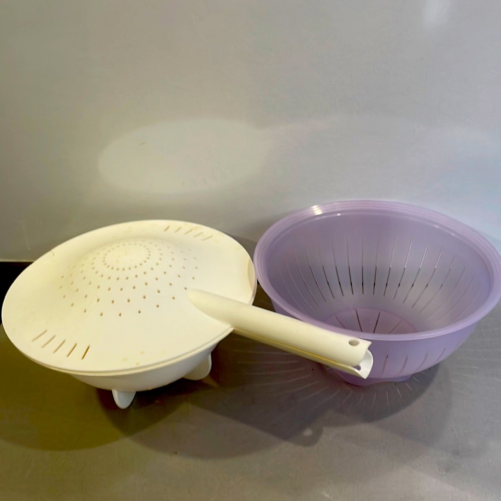 Tupperware colanders (2)